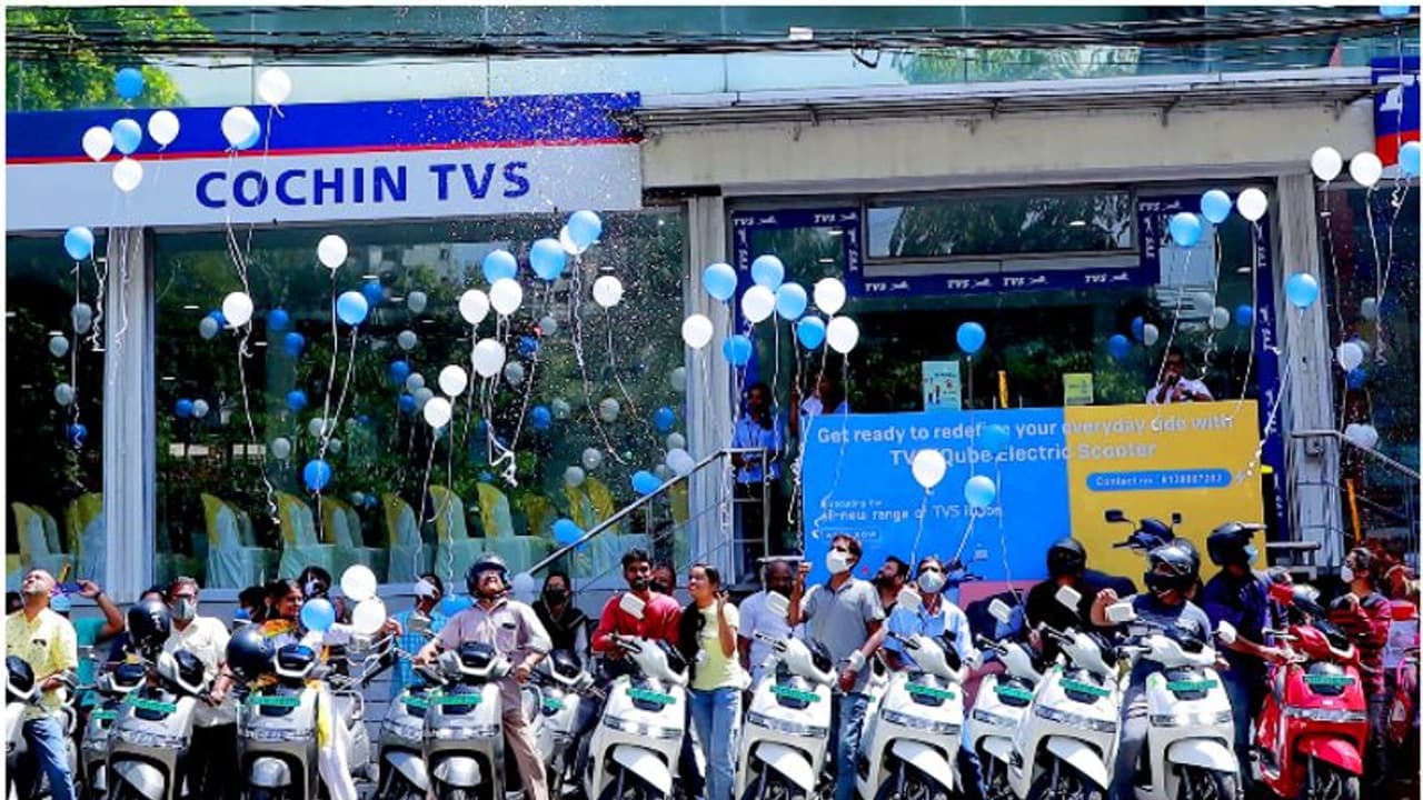 ഒറ്റച്ചാര്ജ്ജില് 140 കിലോമീറ്റര് കുതിക്കാം..! ടിവിഎസ് ഐക്യൂബിന്റെ 80 യൂണിറ്റുകൾ ഒന്നിച്ച് കൈമാറി കമ്പനി ഒറ്റച്ചാര്ജ്ജില് 140 കിലോമീറ്റര് കുതിക്കാം..! ടിവിഎസ് ഐക്യൂബിന്റെ 80 യൂണിറ്റുകൾ ഒന്നിച്ച് കൈമാറി കമ്പനി