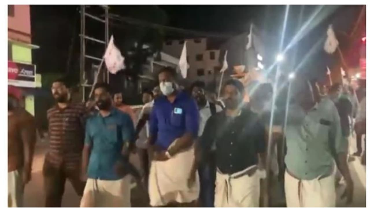 'കൃപേഷിനെ അരിഞ്ഞ പൊന്നരിവാള് അറബിക്കടലില് എറിഞ്ഞിട്ടില്ല', ഡിവൈഎഫ്ഐയുടെ കൊലവിളി മുദ്രാവാക്യത്തിനെതിരെ കേസ് 'കൃപേഷിനെ അരിഞ്ഞ പൊന്നരിവാള് അറബിക്കടലില് എറിഞ്ഞിട്ടില്ല', ഡിവൈഎഫ്ഐയുടെ കൊലവിളി മുദ്രാവാക്യത്തിനെതിരെ കേസ്