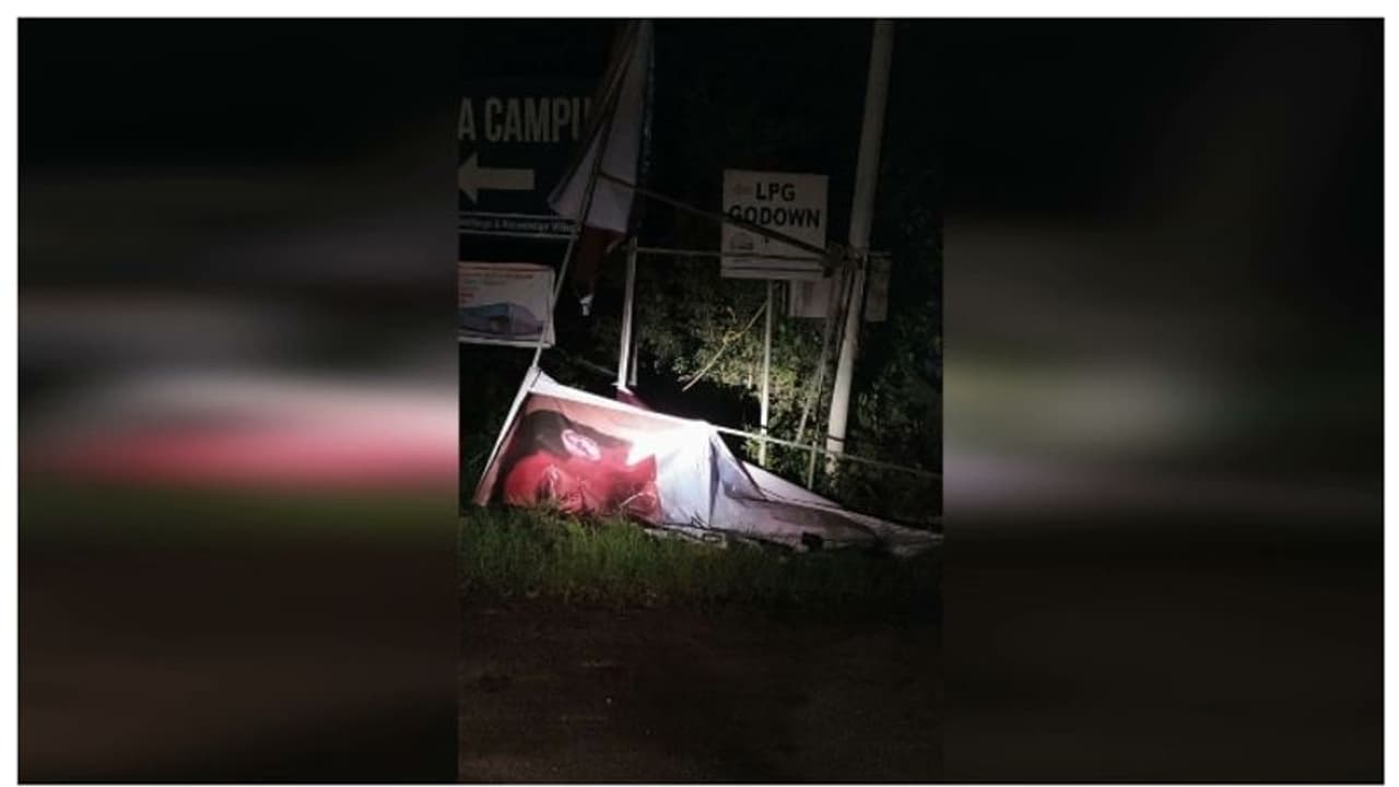 യൂത്ത് കോണ്ഗ്രസ് ക്യാംപിന് നേരെ ആക്രമണം: ബൈക്കിലെത്തിയ നാലംഗ സംഘം ഫ്ലക്സ് ബോർഡുകള് അടിച്ച് തകര്ത്തു യൂത്ത് കോണ്ഗ്രസ് ക്യാംപിന് നേരെ ആക്രമണം: ബൈക്കിലെത്തിയ നാലംഗ സംഘം ഫ്ലക്സ് ബോർഡുകള് അടിച്ച് തകര്ത്തു