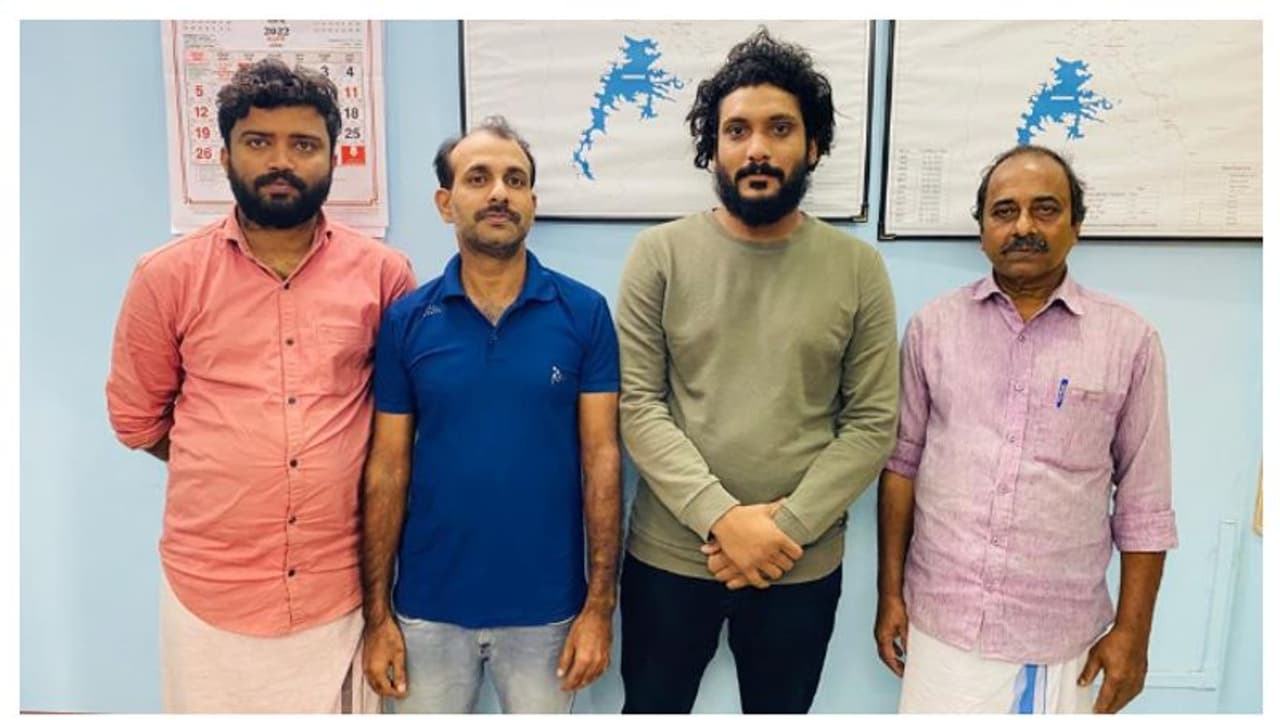 കൂട്ടുകാരൻ സ്വർണം തട്ടിയെടുത്തെന്നാരോപിച്ച് യുവാവിനെ തട്ടിക്കൊണ്ട് പോയി മർദ്ദിച്ചു; നാലംഗ സംഘം പിടിയിൽ കൂട്ടുകാരൻ സ്വർണം തട്ടിയെടുത്തെന്നാരോപിച്ച് യുവാവിനെ തട്ടിക്കൊണ്ട് പോയി മർദ്ദിച്ചു; നാലംഗ സംഘം പിടിയിൽ