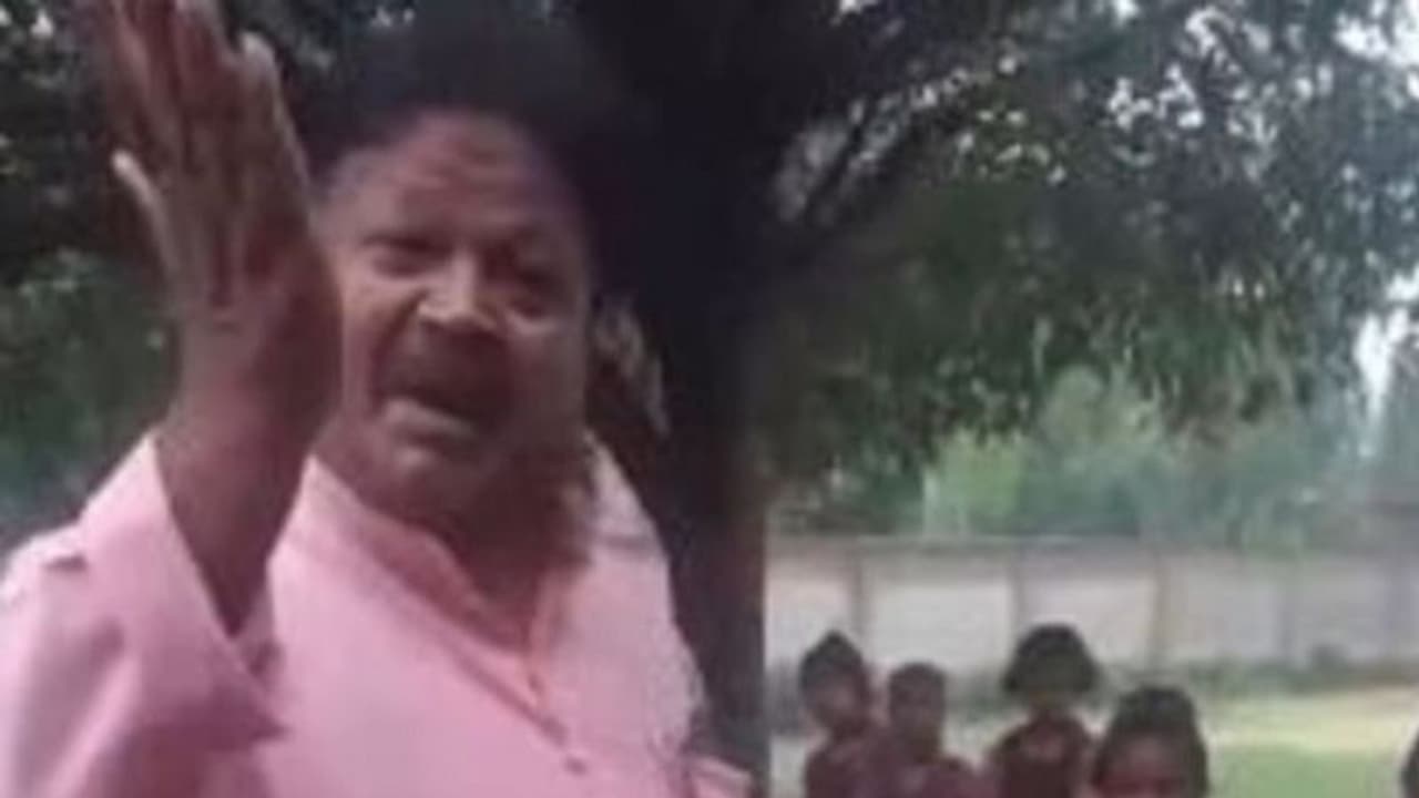 बरेली के हेडमास्टर पर महिला शिक्षिकों ने लगाया अश्लीलता का आरोप, विरोध करने पर की ऐसी हरकत बरेली के हेडमास्टर पर महिला शिक्षिकों ने लगाया अश्लीलता का आरोप, विरोध करने पर की ऐसी हरकत