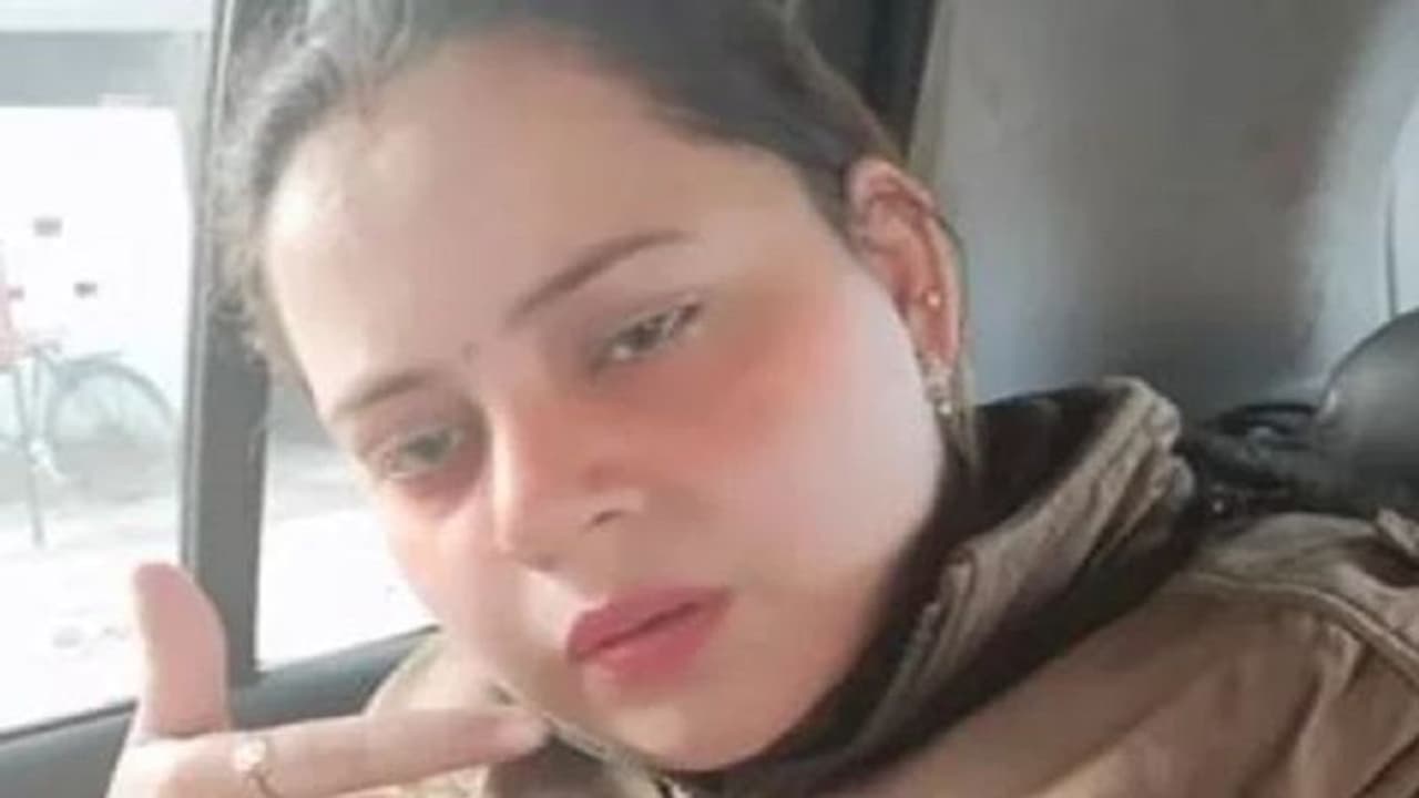 वर्दी पहने रील बनाना महिला सिपाही समेत 3 पुलिसकर्मी को पड़ा महंगा, विभागीय कार्रवाई के साथ SP ने किया निलंबित वर्दी पहने रील बनाना महिला सिपाही समेत 3 पुलिसकर्मी को पड़ा महंगा, विभागीय कार्रवाई के साथ SP ने किया निलंबित