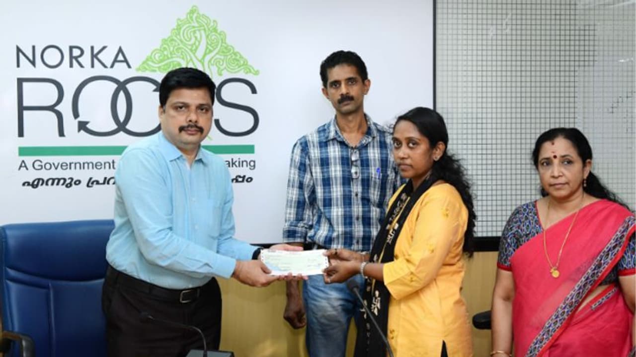 വാഹനാപകടത്തില്‍ മരിച്ച പ്രവാസികളുടെ കുടുംബങ്ങള്‍ക്ക് പ്രവാസി ഇന്‍ഷുറന്‍സ് തുക വിതരണം ചെയ്തു