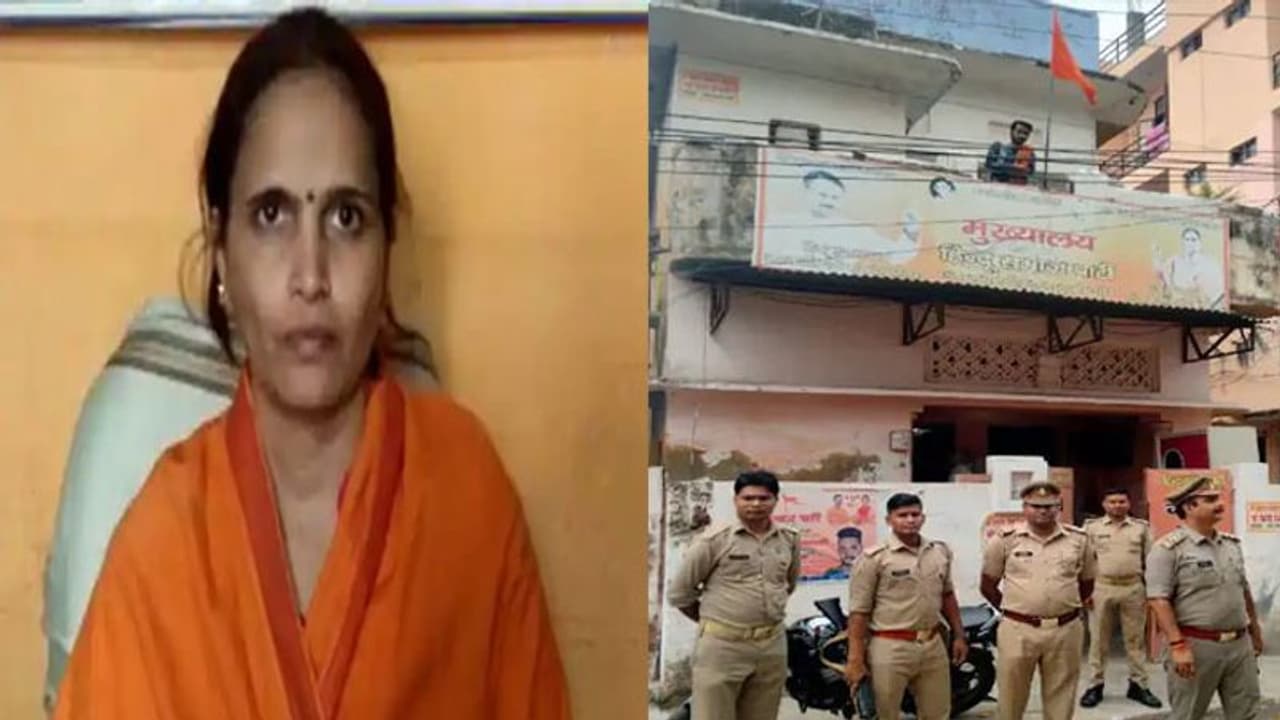 मृतक कमलेश तिवारी की पत्नी को घर के कमरे में मिला धमकी भरा पत्र, उर्दू में लिखा 'पति की जगह पहुंचा देंगें' मृतक कमलेश तिवारी की पत्नी को घर के कमरे में मिला धमकी भरा पत्र, उर्दू में लिखा 'पति की जगह पहुंचा देंगें'