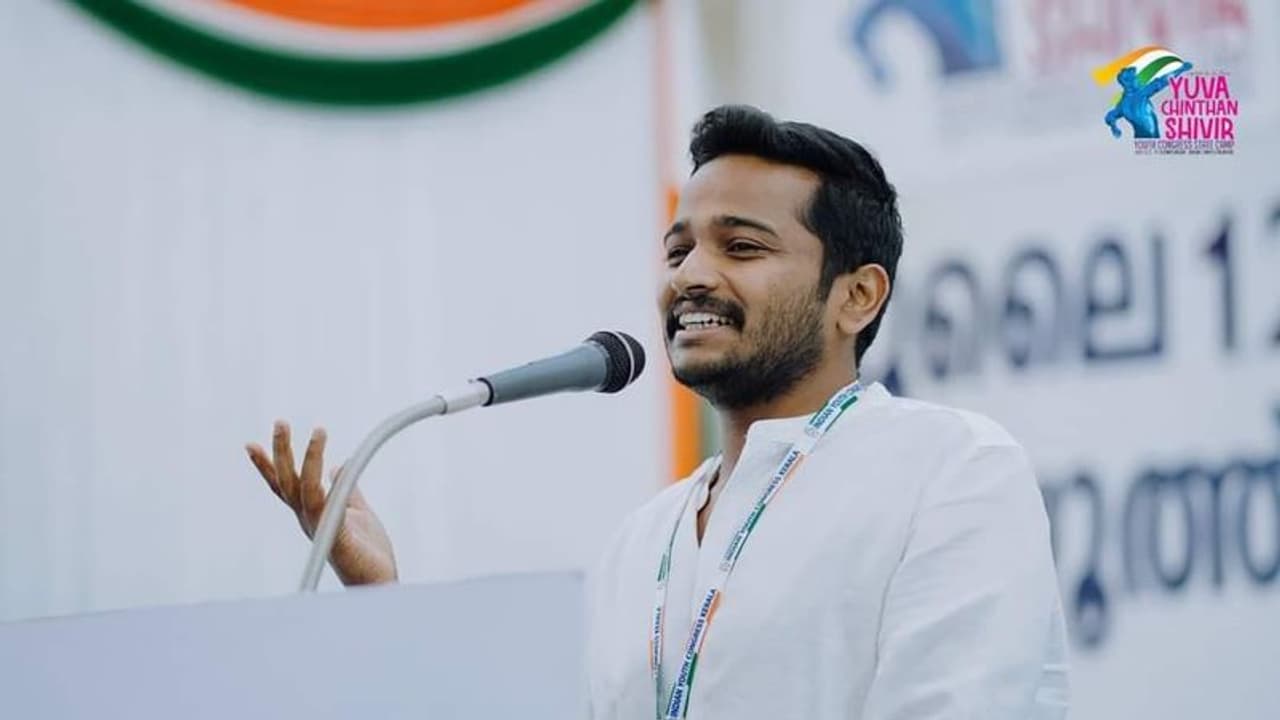 ചിന്തൻ ശിബിർ വേദിയിൽ സംവിധായകൻ ബേസിൽ ജോസഫ്; അഭിനന്ദനവുമായി കെ സുധാകരൻ