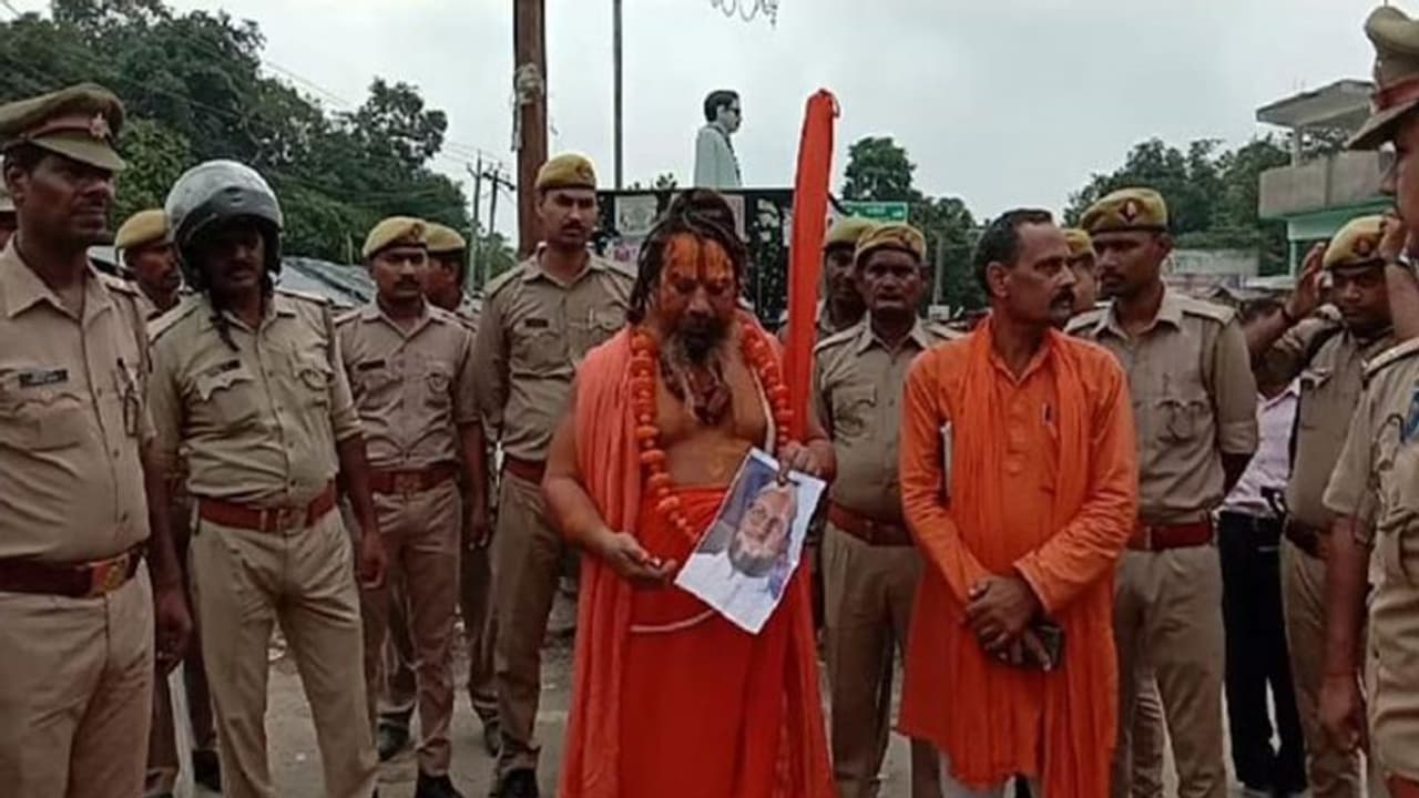 उदयपुर हिंसा से नाराज अयोध्या के जगद्गुरु परमहंस आचार्य ने जलाया ओवैसी का पोस्टर, कहा 'कल जिंदा जलाएंगे' उदयपुर हिंसा से नाराज अयोध्या के जगद्गुरु परमहंस आचार्य ने जलाया ओवैसी का पोस्टर, कहा 'कल जिंदा जलाएंगे'