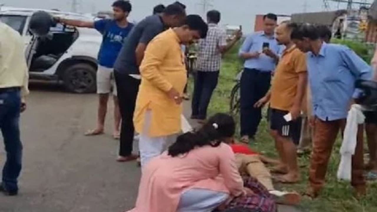 लखनऊ मुजफ्फरनगर हाईवे पर कार पलटी तो मंत्री कपिल देव ने रोकी गाड़ी, हादसे में घायल लोगों को पहुंचाया अस्पताल लखनऊ मुजफ्फरनगर हाईवे पर कार पलटी तो मंत्री कपिल देव ने रोकी गाड़ी, हादसे में घायल लोगों को पहुंचाया अस्पताल