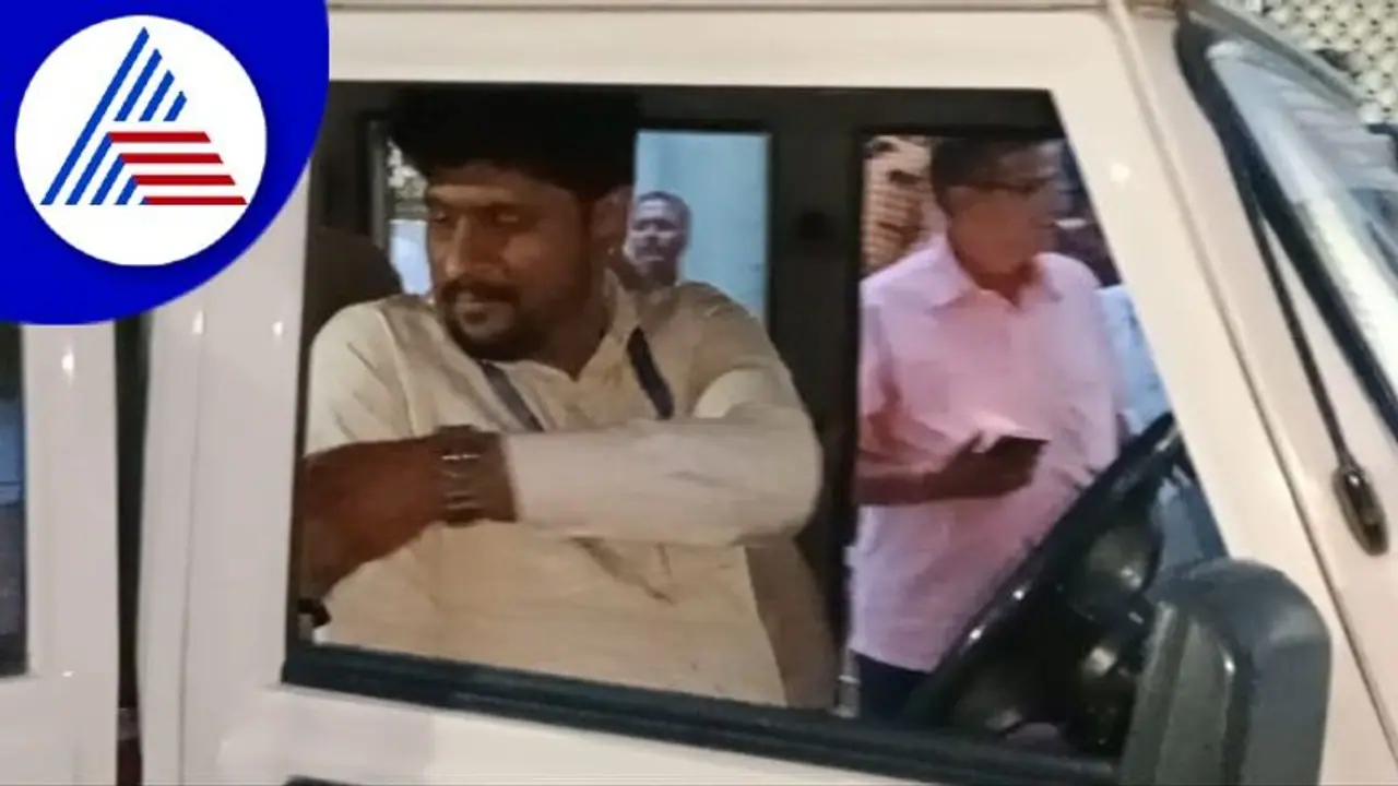 ನಿವೃತ್ತಿಗೆ ಗೌರವದ ವಿದಾಯ: ಕಚೇರಿಯ ವಾಹನದ ಡ್ರೈವರ್ಗೆ ಚಾಲಕನಾದ ಸಾರಿಗೆ ಅಧಿಕಾರಿ! ನಿವೃತ್ತಿಗೆ ಗೌರವದ ವಿದಾಯ: ಕಚೇರಿಯ ವಾಹನದ ಡ್ರೈವರ್ಗೆ ಚಾಲಕನಾದ ಸಾರಿಗೆ ಅಧಿಕಾರಿ!