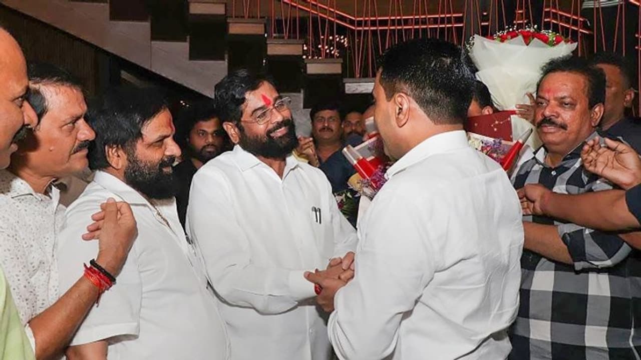 बागी विधायकों के साथ आज मुंबई लौटेंगे सीएम एकनाथ शिंदे, शिवसेना ने यूं कसा भाजपा पर तंज बागी विधायकों के साथ आज मुंबई लौटेंगे सीएम एकनाथ शिंदे, शिवसेना ने यूं कसा भाजपा पर तंज