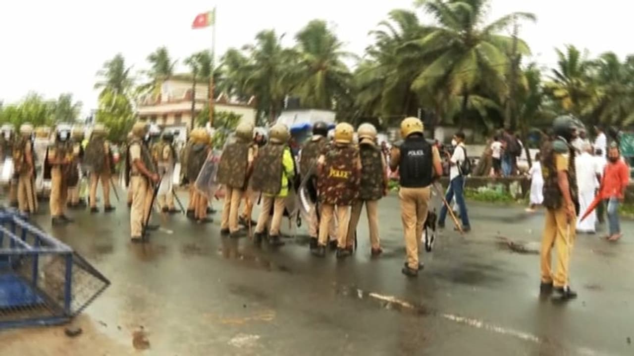 മാലിന്യപ്ലാന്‍റിനെതിരായ ഹര്‍ത്താലിനിടെ ആവിക്കലില്‍ സംഘര്‍ഷം: കണ്ണീര്‍വാതകം, ലാത്തിച്ചാര്‍ജ്