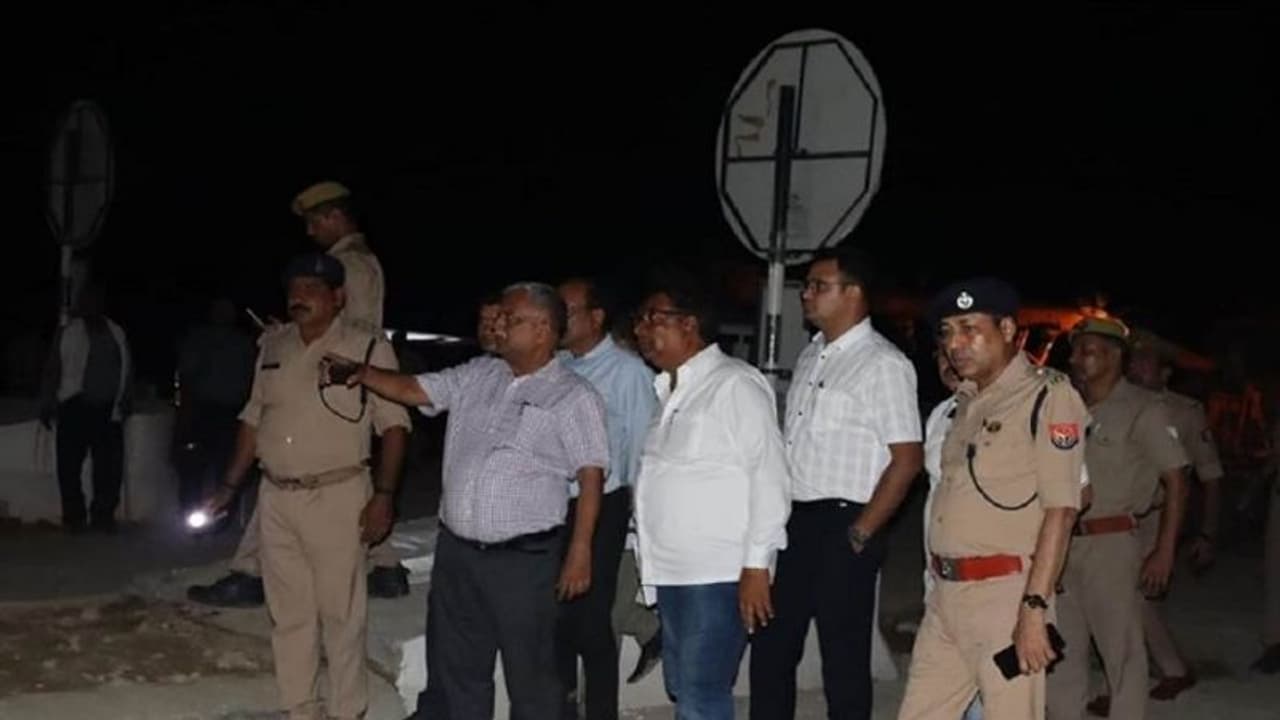 आधी रात को बुंदेलखंड एक्सप्रेस वे का निरीक्षण करने पहुंचे अपर मुख्य सचिव, कहा एक सप्ताह में पूरा हो जाए काम