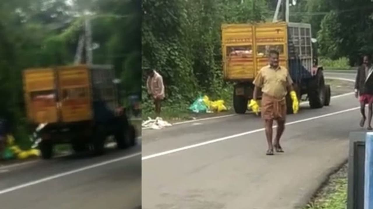 പാലക്കാട് മാലിന്യ ലോറി വഴിയിൽ നിർത്തി, ശുചീകരണ തൊഴിലാളികൾ മാലിന്യം റോഡിൽ ഉപേക്ഷിച്ചു പാലക്കാട് മാലിന്യ ലോറി വഴിയിൽ നിർത്തി, ശുചീകരണ തൊഴിലാളികൾ മാലിന്യം റോഡിൽ ഉപേക്ഷിച്ചു