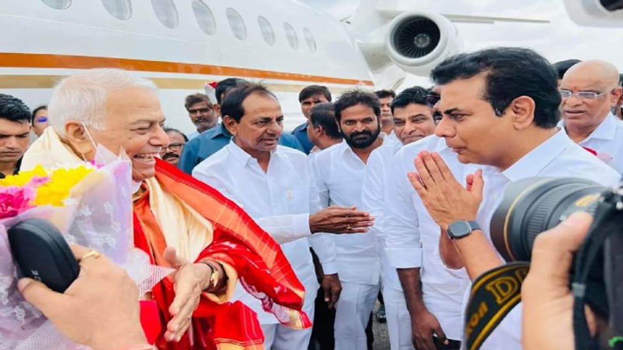 బేగంపేట ఎయిర్పోర్టుకు చేరుకున్న యశ్వంత్ సిన్హా.. స్వాగతం పలికిన సీఎం కేసీఆర్.. బేగంపేట ఎయిర్పోర్టుకు చేరుకున్న యశ్వంత్ సిన్హా.. స్వాగతం పలికిన సీఎం కేసీఆర్..