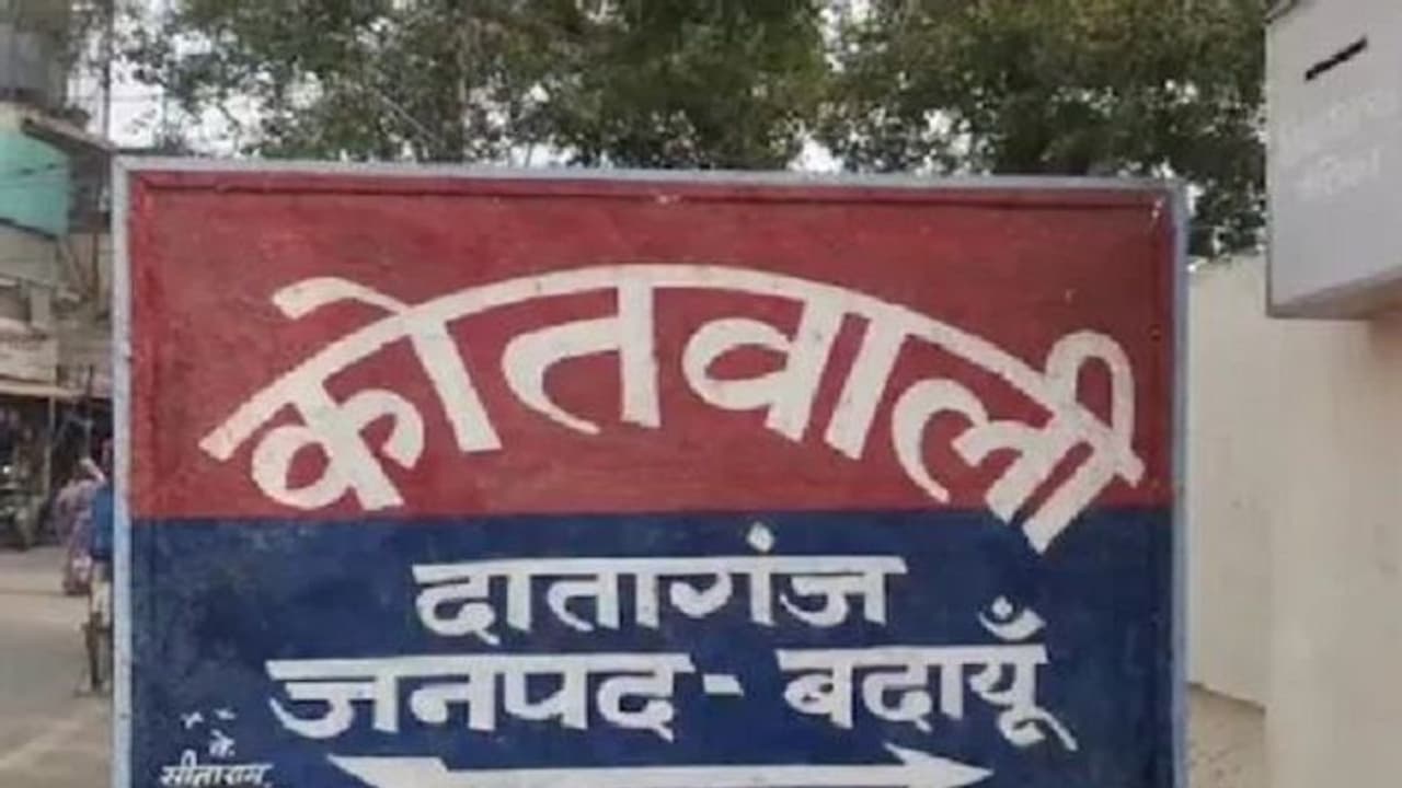 8 साल पुराने मर्डर मामले में दोषी भाई बहनों को मिली अनोखी सजा, वृद्धा आश्रम में 15 दिनों तक करना होगा ये काम 8 साल पुराने मर्डर मामले में दोषी भाई बहनों को मिली अनोखी सजा, वृद्धा आश्रम में 15 दिनों तक करना होगा ये काम