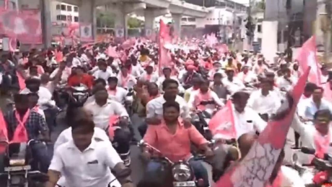 యశ్వంత్ సిన్హాకు మద్దతుగా టీఆర్ఎస్ భారీ ర్యాలీ.. ఒకే వాహనంలో కేసీఆర్, యశ్వంత్ సిన్హా.. యశ్వంత్ సిన్హాకు మద్దతుగా టీఆర్ఎస్ భారీ ర్యాలీ.. ఒకే వాహనంలో కేసీఆర్, యశ్వంత్ సిన్హా..