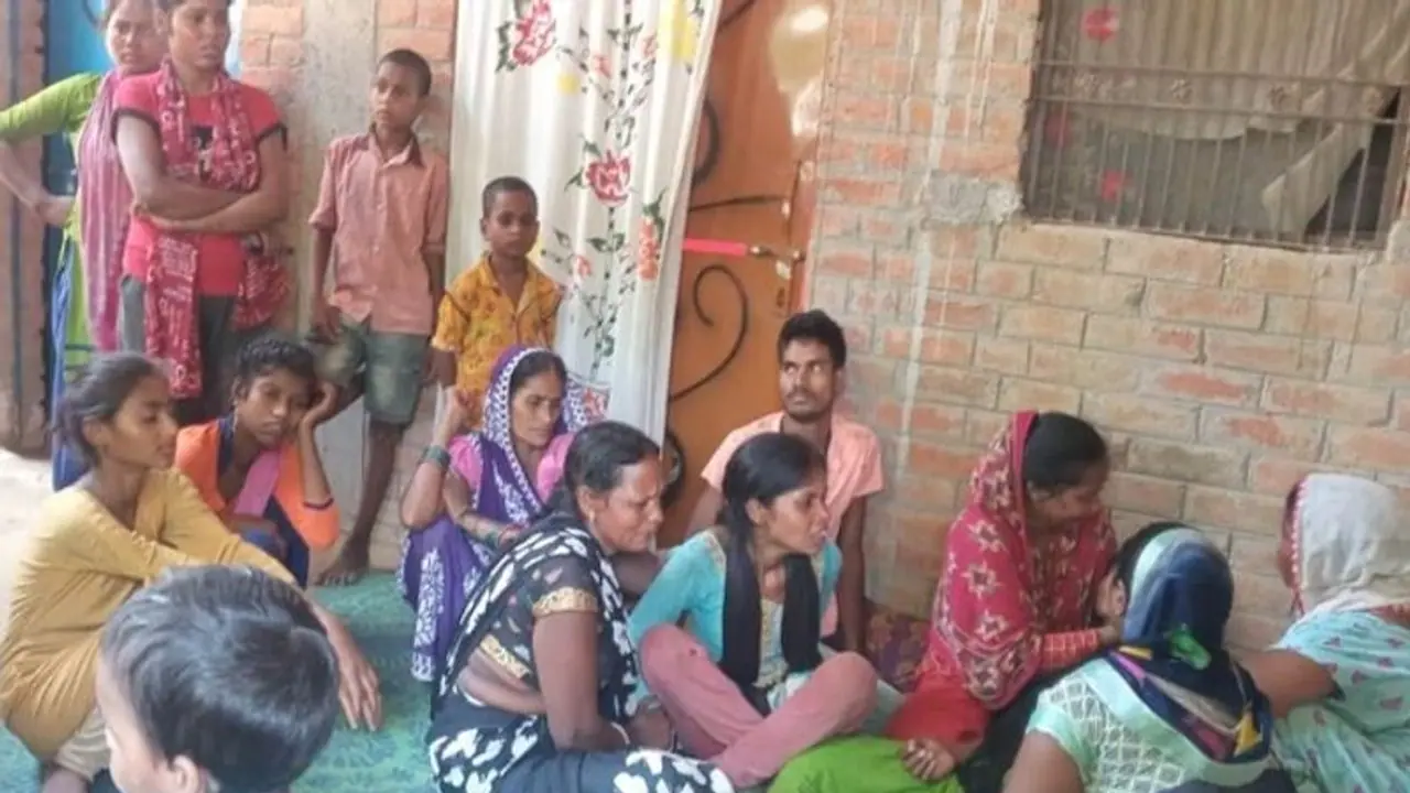 सुलतानपुर के गांव में एक साथ 5 लोगों की मौत, रात में ही हुआ शवों का अंतिम संस्कार सुलतानपुर के गांव में एक साथ 5 लोगों की मौत, रात में ही हुआ शवों का अंतिम संस्कार