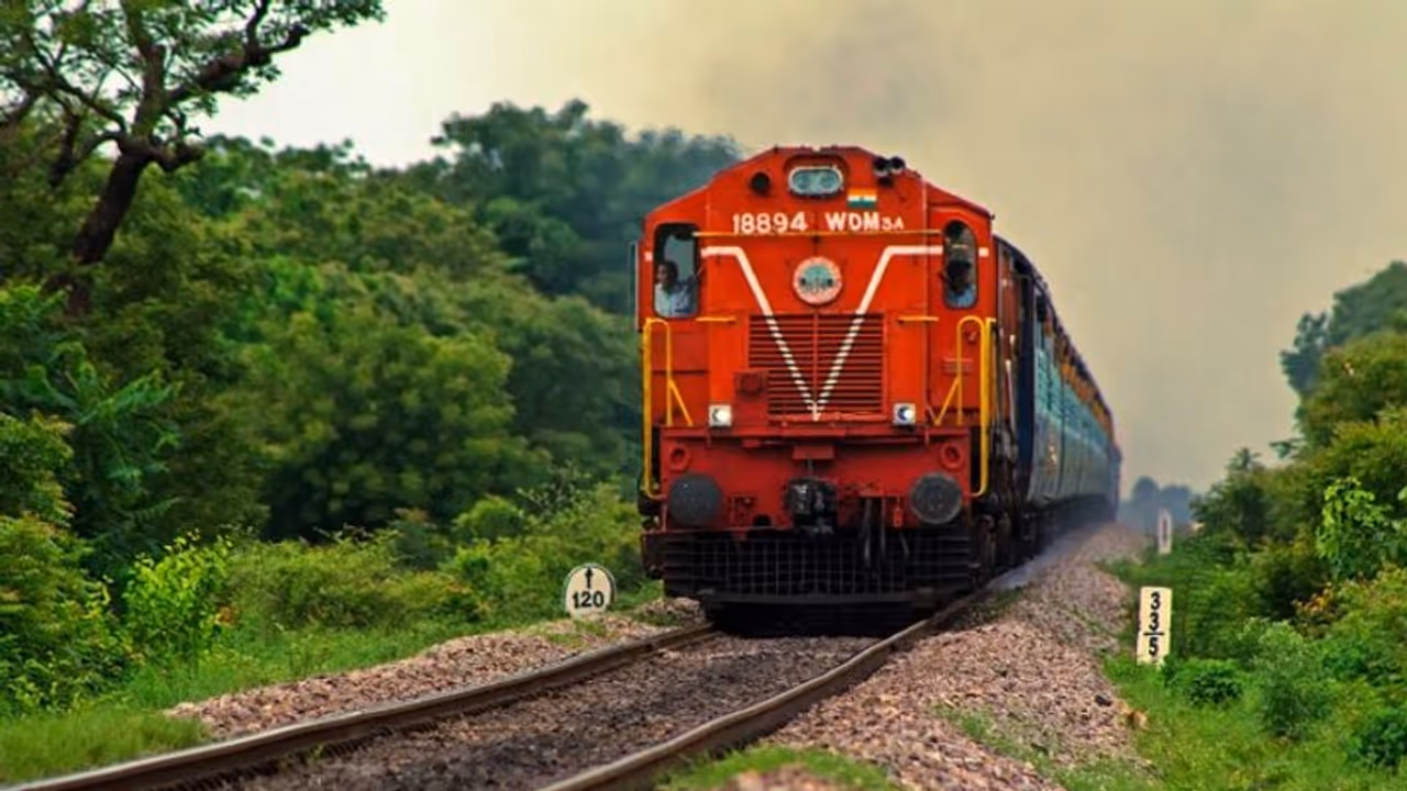 ട്രെയിൻ ഗതാഗതം ഭാഗീകമായി പുന:സ്ഥാപിച്ചു; റദ്ദാക്കിയത് ഒരു ട്രെയിൻ മാത്രം, മൂന്ന് ട്രെയിനുകൾ വൈകിയോടും ട്രെയിൻ ഗതാഗതം ഭാഗീകമായി പുന:സ്ഥാപിച്ചു; റദ്ദാക്കിയത് ഒരു ട്രെയിൻ മാത്രം, മൂന്ന് ട്രെയിനുകൾ വൈകിയോടും