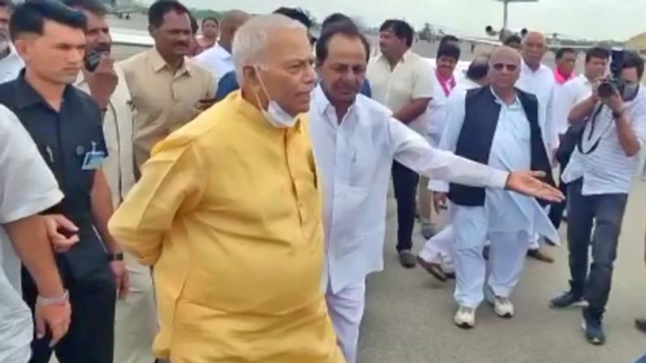 టీ కాంగ్రెస్లో యశ్వంత్ సిన్హా టూర్ రచ్చ.. ఎయిర్పోర్టుకు వీహెచ్.. సీఎల్పీని తప్పుపట్టిన జగ్గారెడ్డి టీ కాంగ్రెస్లో యశ్వంత్ సిన్హా టూర్ రచ్చ.. ఎయిర్పోర్టుకు వీహెచ్.. సీఎల్పీని తప్పుపట్టిన జగ్గారెడ్డి