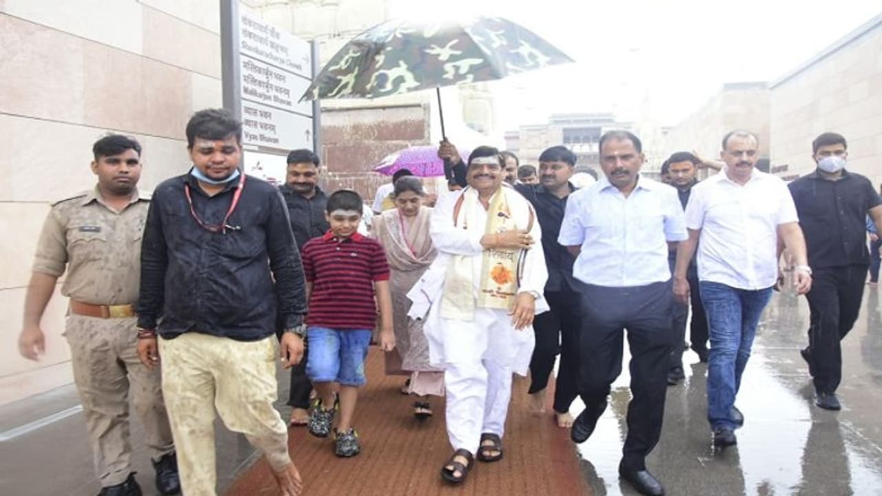 शिवपाल यादव ने बाबा विश्वनाथ के दरबार में सपरिवार लगाई हाजिरी, मंदिर प्रशासन ने भेंट की खास चीज शिवपाल यादव ने बाबा विश्वनाथ के दरबार में सपरिवार लगाई हाजिरी, मंदिर प्रशासन ने भेंट की खास चीज