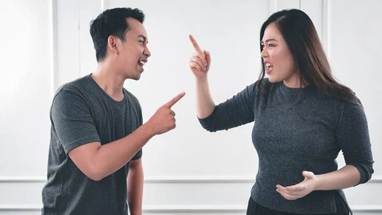 ये 8 बातें जो आपकी शादीशुदा जिंदगी को कर सकती है खत्म, कहीं आपके मैरेड लाइफ में तो नहीं है शामिल ये 8 बातें जो आपकी शादीशुदा जिंदगी को कर सकती है खत्म, कहीं आपके मैरेड लाइफ में तो नहीं है शामिल