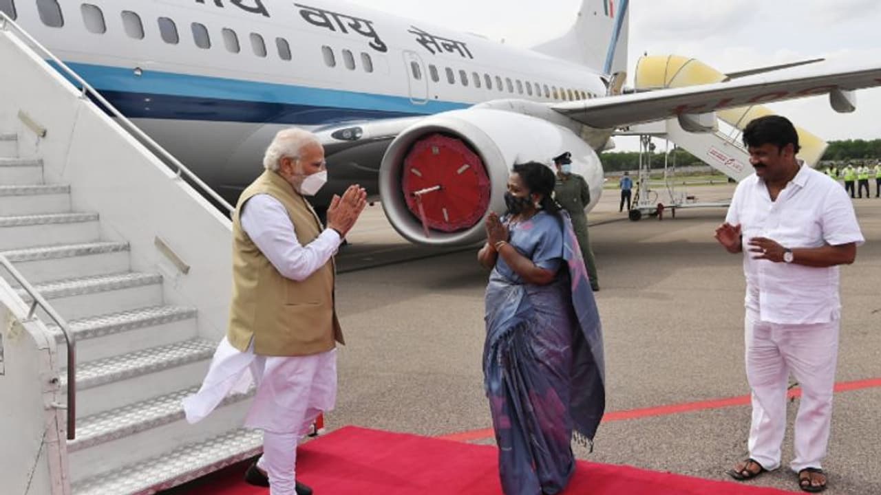 பாஜக செயற்குழு கூட்டத்திற்காக ஐதராபாத் வந்தடைந்தார் பிரதமர் மோடி! ஆளுநர் தமிழிசை & அமைச்சர்கள் வரவேற்பு பாஜக செயற்குழு கூட்டத்திற்காக ஐதராபாத் வந்தடைந்தார் பிரதமர் மோடி! ஆளுநர் தமிழிசை & அமைச்சர்கள் வரவேற்பு