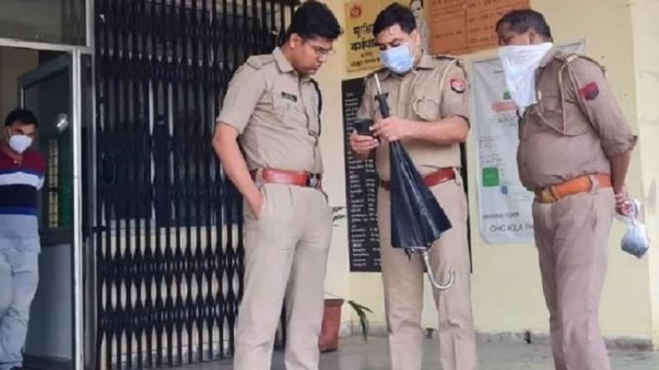 मेरठ में प्रेमी ने चौखट पर किया सुसाइड, भाइयों के साथ मिल प्रेमिका ने शव को फेंका जंगल में... मेरठ में प्रेमी ने चौखट पर किया सुसाइड, भाइयों के साथ मिल प्रेमिका ने शव को फेंका जंगल में...