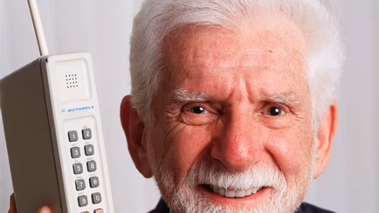 മൊബൈൽ ഫോൺ കണ്ടുപിടിച്ചയാൾ കട്ട മൊബൈൽ വിരോധി!