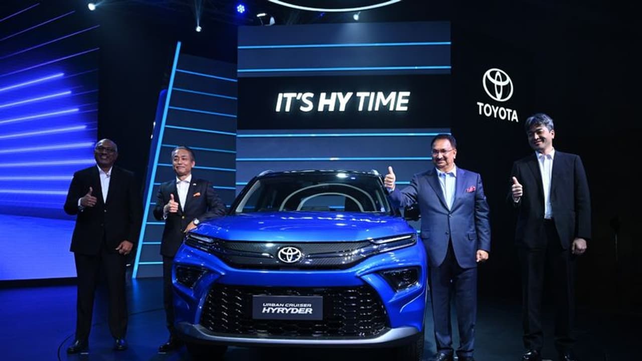 எலெக்ட்ரிக் கார்கள் மார்கெட்டை காலி செய்ய வரும் ஹைபிரிட் கார்கள்... என்ன காரணம் தெரியுமா?