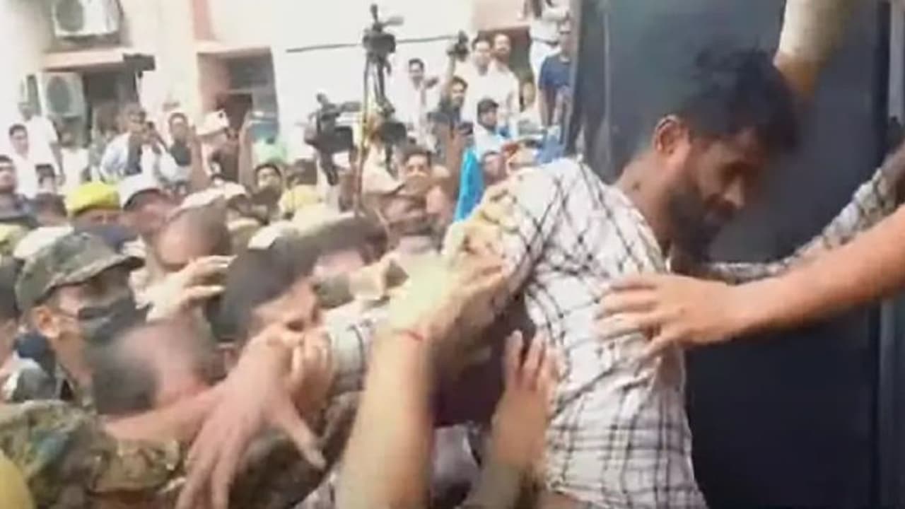 उदयपुर हत्याकांड: कन्हैया लाल के हत्यारों को वकीलों ने पीटा कपड़े फाड़े बाल नोंचा, देखें VIDEO उदयपुर हत्याकांड: कन्हैया लाल के हत्यारों को वकीलों ने पीटा कपड़े फाड़े बाल नोंचा, देखें VIDEO