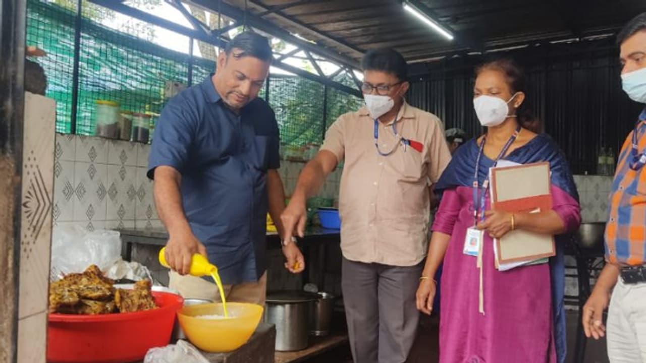 'പഴകിയ ചിക്കന്‍, കാലവധി കഴിഞ്ഞ കോള'; വയനാട്ടിൽ ആരോഗ്യവകുപ്പിന്‍റെ മിന്നൽ പരിശോധന, നടപടി