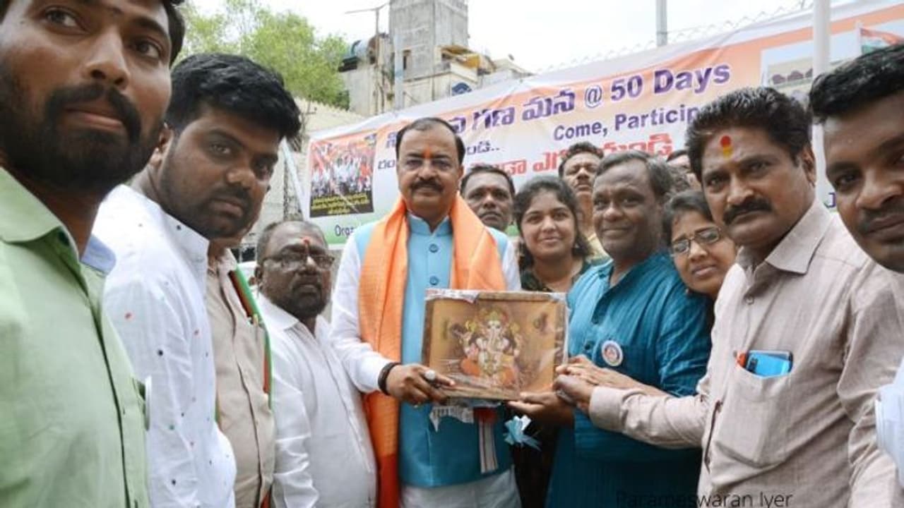 నిత్య జన గణ మన కార్యక్రమానికి యూపీ డిప్యూటీ సీఎం.. జాతీయత స్ఫూర్తిని వెదజల్లుతున్న యువత అంటూ ప్రశంసలు నిత్య జన గణ మన కార్యక్రమానికి యూపీ డిప్యూటీ సీఎం.. జాతీయత స్ఫూర్తిని వెదజల్లుతున్న యువత అంటూ ప్రశంసలు