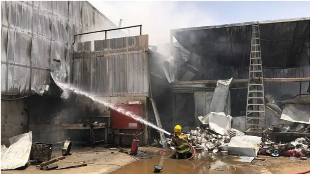 കുവൈത്തില് സ്ക്രാപ് യാര്ഡില് തീപിടിത്തം; അഞ്ചുപേര്ക്ക് പരിക്ക് കുവൈത്തില് സ്ക്രാപ് യാര്ഡില് തീപിടിത്തം; അഞ്ചുപേര്ക്ക് പരിക്ക്