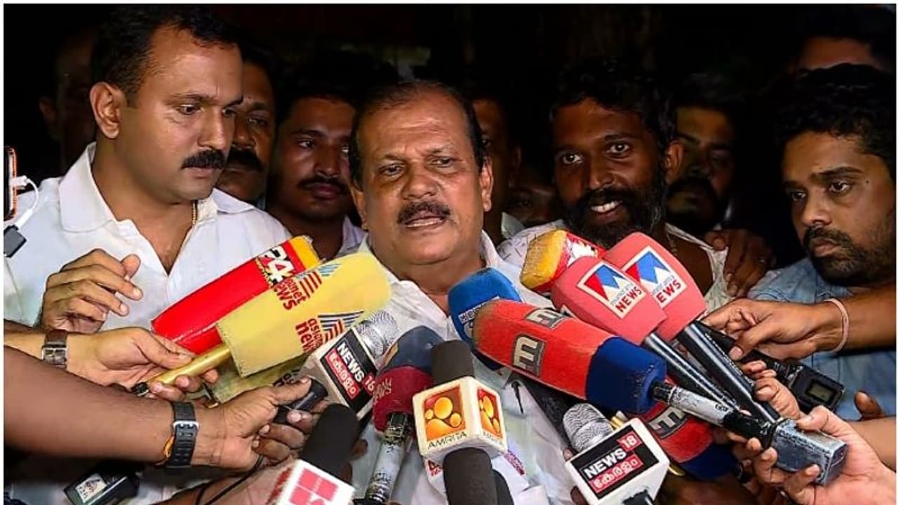 ദൈവത്തിന് നന്ദി; പുറത്തിറങ്ങി ജോർജിന്റെ ആദ്യപ്രതികരണം, പിണറായിക്ക് വിമർശനം, മാധ്യമപ്രവർത്തകയോട് ക്ഷമ ചോദിച്ചു ദൈവത്തിന് നന്ദി; പുറത്തിറങ്ങി ജോർജിന്റെ ആദ്യപ്രതികരണം, പിണറായിക്ക് വിമർശനം, മാധ്യമപ്രവർത്തകയോട് ക്ഷമ ചോദിച്ചു