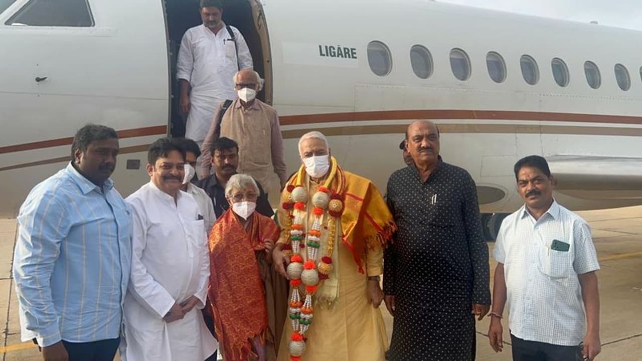 ಬೆಂಗಳೂರಿಗೆ ಆಗಮಿಸಿದ ರಾಷ್ಟ್ರಪತಿ ಚುನಾವಣಾ ಅಭ್ಯರ್ಥಿ ಯಶವಂತ್ ಸಿನ್ಹಾಗೆ ಕಾಂಗ್ರೆಸ್ ಸ್ವಾಗತ ಬೆಂಗಳೂರಿಗೆ ಆಗಮಿಸಿದ ರಾಷ್ಟ್ರಪತಿ ಚುನಾವಣಾ ಅಭ್ಯರ್ಥಿ ಯಶವಂತ್ ಸಿನ್ಹಾಗೆ ಕಾಂಗ್ರೆಸ್ ಸ್ವಾಗತ