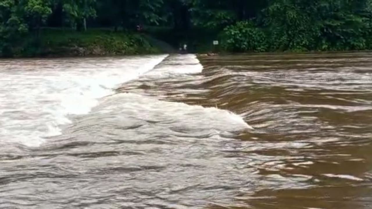 സംസ്ഥാനത്ത് മഴ ശക്തം, അഞ്ച് ദിവസം വ്യാപക മഴയ്ക്ക് സാധ്യത, കനത്ത മഴയെ തുടർന്ന് മണികണ്ഠൻചാൽ പാലം മുങ്ങി