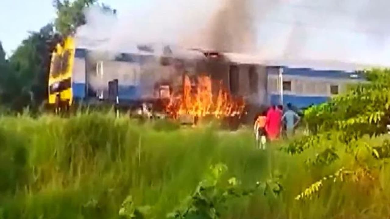 बिहार के भेलवा रेलवे स्टेशन के पास पैसेंजर के इंजन में लगी आग, रक्सौल से नरकटियागंज जा रही थी ट्रेन बिहार के भेलवा रेलवे स्टेशन के पास पैसेंजर के इंजन में लगी आग, रक्सौल से नरकटियागंज जा रही थी ट्रेन