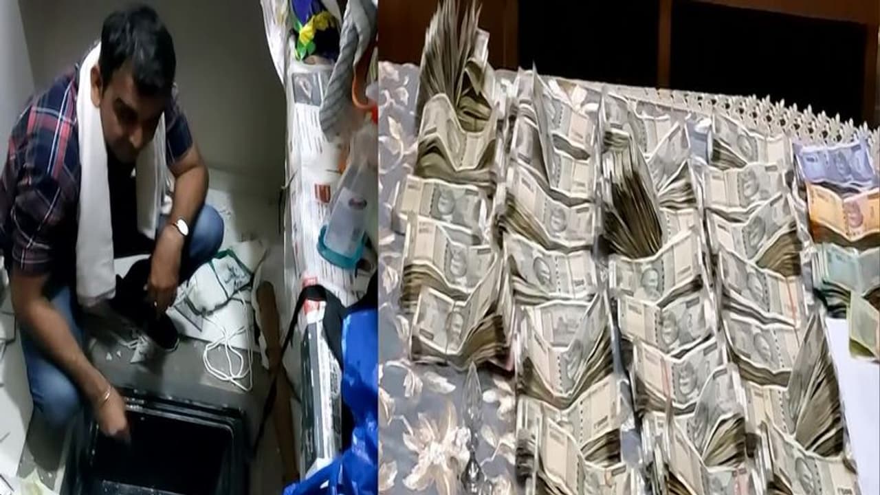 उज्जैन में खुफिया तिजोरी खोलते ही उड़ गए पुलिस के होश, भरा था कई किलो सोना और लाखों रुपए, जानें क्या है मामला उज्जैन में खुफिया तिजोरी खोलते ही उड़ गए पुलिस के होश, भरा था कई किलो सोना और लाखों रुपए, जानें क्या है मामला