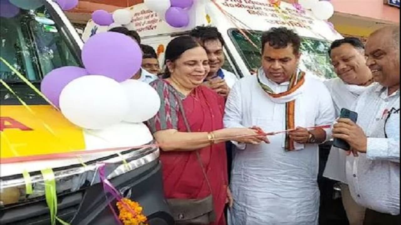 एंबुलेंस का फीता काटने पहुंचे श्रीकांत शर्मा का चढ़ा पारा, गायब था ऑक्सीजन सिलेंडर और चाबी थी नदारद एंबुलेंस का फीता काटने पहुंचे श्रीकांत शर्मा का चढ़ा पारा, गायब था ऑक्सीजन सिलेंडर और चाबी थी नदारद