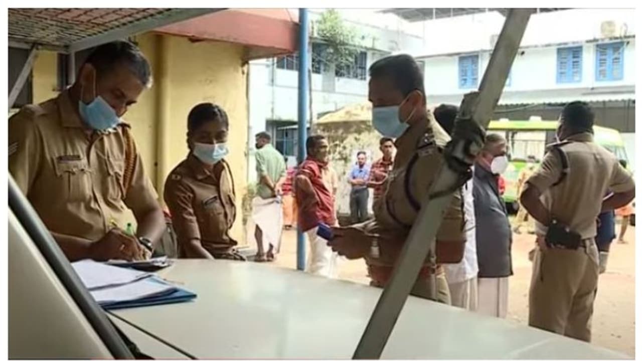 പത്തനംതിട്ടയില് വൈദ്യുതിവേലിക്ക് സമീപം വീട്ടമ്മ മരിച്ചു, രക്ഷിക്കാനുള്ള ശ്രമത്തിനിടെ ഭർത്താവിനും ഷോക്കേറ്റു പത്തനംതിട്ടയില് വൈദ്യുതിവേലിക്ക് സമീപം വീട്ടമ്മ മരിച്ചു, രക്ഷിക്കാനുള്ള ശ്രമത്തിനിടെ ഭർത്താവിനും ഷോക്കേറ്റു