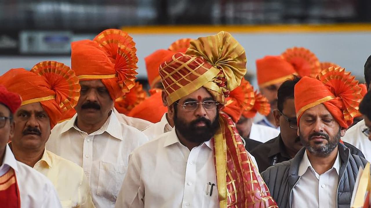 കടക്ക് പുറത്തെന്ന് ഷിന്ഡെയും; തിരക്ക് കൂടിയപ്പോള് ഓഫിസിന്റെ വാതിലടച്ച് മഹാരാഷ്ട്ര മുഖ്യമന്ത്രി കടക്ക് പുറത്തെന്ന് ഷിന്ഡെയും; തിരക്ക് കൂടിയപ്പോള് ഓഫിസിന്റെ വാതിലടച്ച് മഹാരാഷ്ട്ര മുഖ്യമന്ത്രി