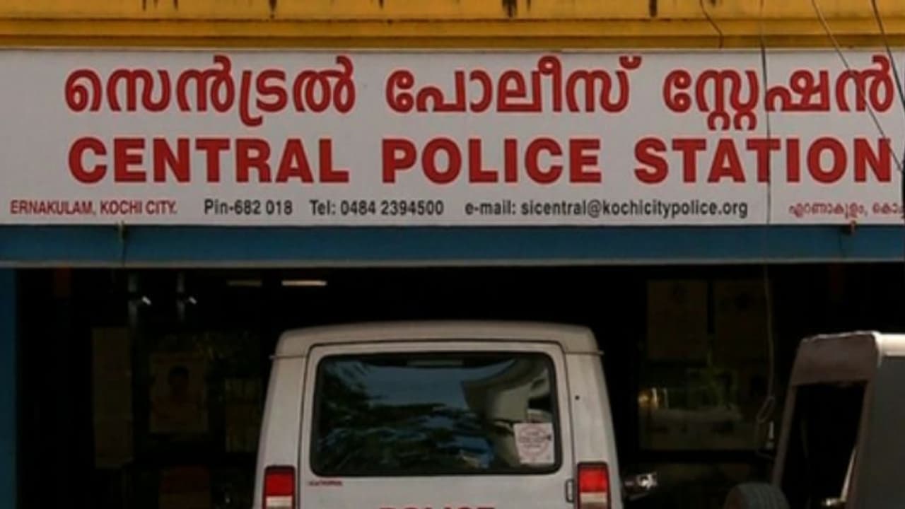 സ്റ്റേഷനിൽ മർദ്ദിച്ചെന്ന് മോഷണക്കേസ് പ്രതിയുടെ പരാതി, കൊച്ചിയിൽ പൊലീസുകാരിക്കെതിരെ കേസെടുത്തു