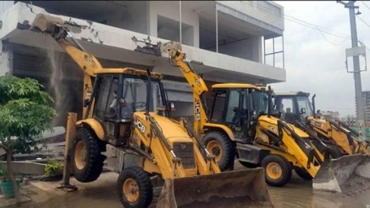 ಲಕ್ಷಾಂತರ ರೂ. ಮೌಲ್ಯದ ಪೀಠೋಪಕರಣದ ಹಣ ಕೇಳಿದ್ದಕ್ಕೆ ಬುಲ್ಡೋಜರ್‌ನಲ್ಲಿ ವ್ಯಾಪಾರಿಯ ಮನೆ ಕೆಡವಿದ ಅಧಿಕಾರಿ ಅಮಾನತು