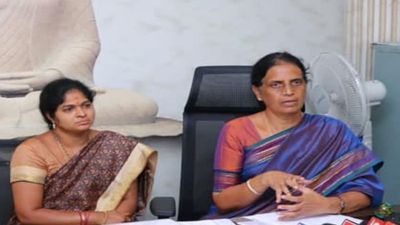 మంత్రి సబితా ఇంద్రా రెడ్డి ఇలాకాలో టీఆర్ఎస్కు షాక్.. పార్టీకి గుడ్ బై చెప్పిన బడంగ్పేట్ మేయర్.. మంత్రి సబితా ఇంద్రా రెడ్డి ఇలాకాలో టీఆర్ఎస్కు షాక్.. పార్టీకి గుడ్ బై చెప్పిన బడంగ్పేట్ మేయర్..