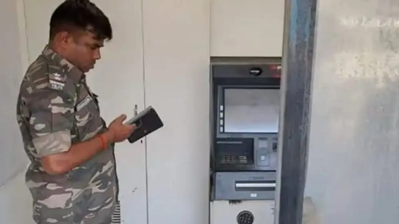  झारखंड के हजारीबाग में एक डॉग ने रोकी लाखों रुपए की लूट, अपराधियों को हथियार छोड़कर भागना पड़ा