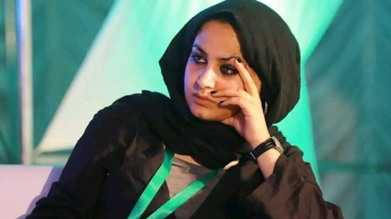 कौन हैं कश्मीरी फोटो जर्नलिस्ट सना इरशाद मट्टू जिन्हें एयरपोर्ट पर रोक लिया, आखिर क्या है वजह? कौन हैं कश्मीरी फोटो जर्नलिस्ट सना इरशाद मट्टू जिन्हें एयरपोर्ट पर रोक लिया, आखिर क्या है वजह?