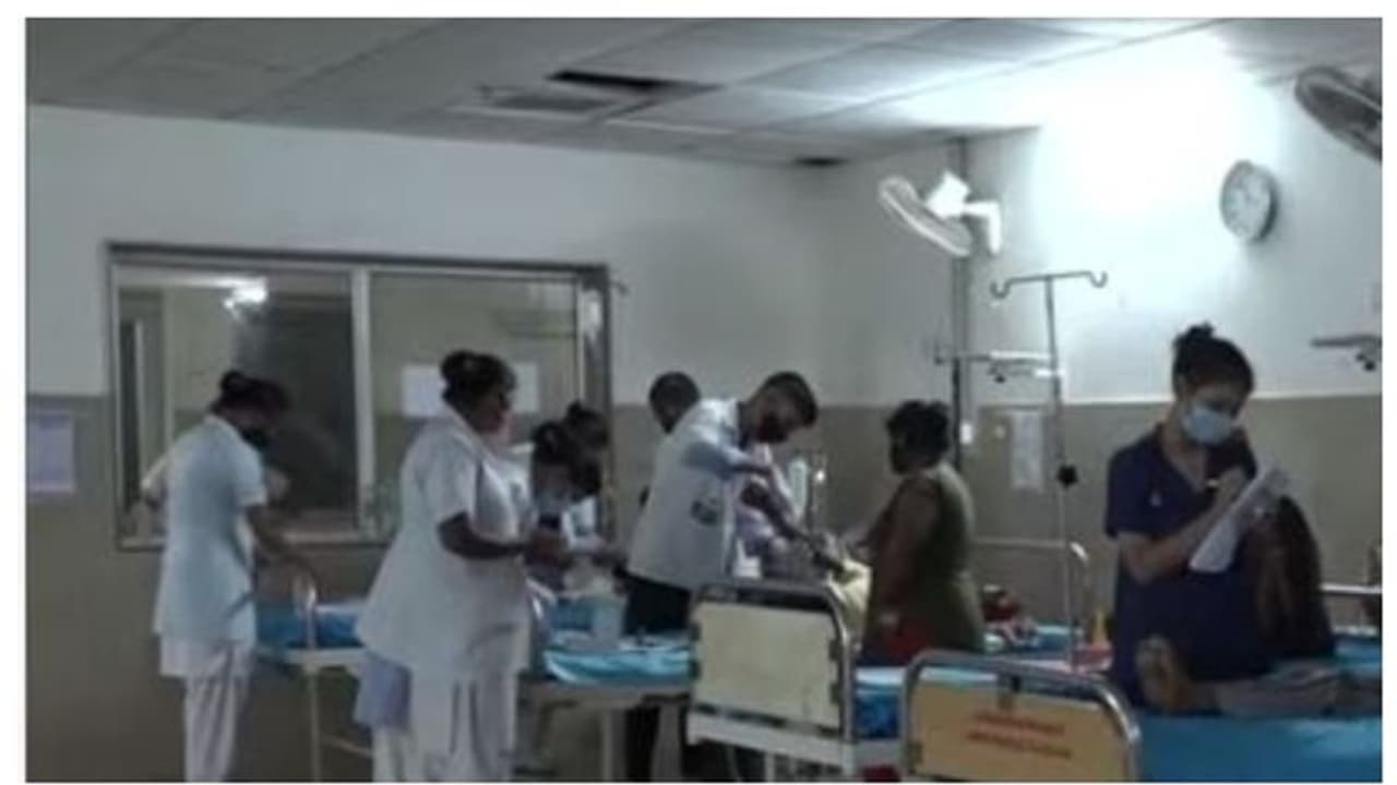 പനിച്ച് വിറച്ച് കേരളം : ഒരുമാസത്തിനിടെ ചികിത്സ തേടിയത് മൂന്നരലക്ഷത്തിലധികം പേര് പനിച്ച് വിറച്ച് കേരളം : ഒരുമാസത്തിനിടെ ചികിത്സ തേടിയത് മൂന്നരലക്ഷത്തിലധികം പേര്