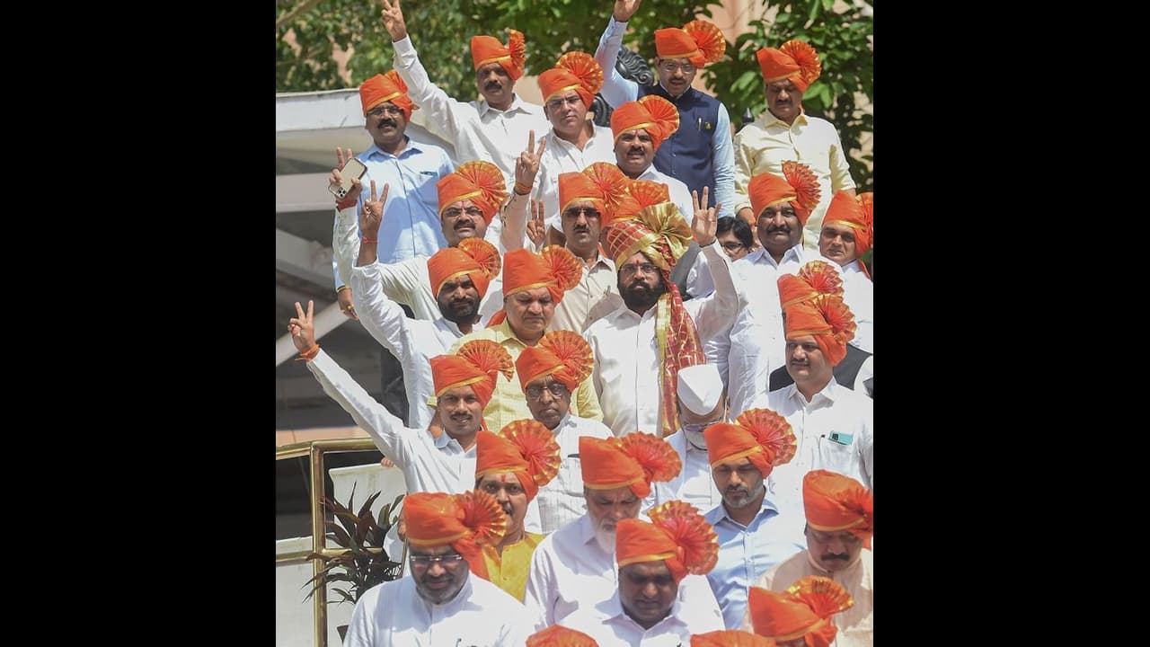 महाराष्ट्र में शिंदे गुट ने स्पीकर पद पर कब्जा कर एक साथ कई मोर्चों पर उद्धव की सेना को दी मात? महाराष्ट्र में शिंदे गुट ने स्पीकर पद पर कब्जा कर एक साथ कई मोर्चों पर उद्धव की सेना को दी मात?