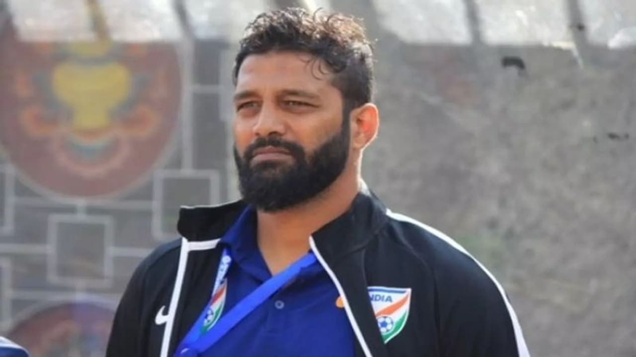 भारत के अंडर 17 टीम के असिस्टेंट कोच एलेक्स एम्ब्रोस बर्खास्त, किया था लड़कियों के साथ गलत काम भारत के अंडर 17 टीम के असिस्टेंट कोच एलेक्स एम्ब्रोस बर्खास्त, किया था लड़कियों के साथ गलत काम