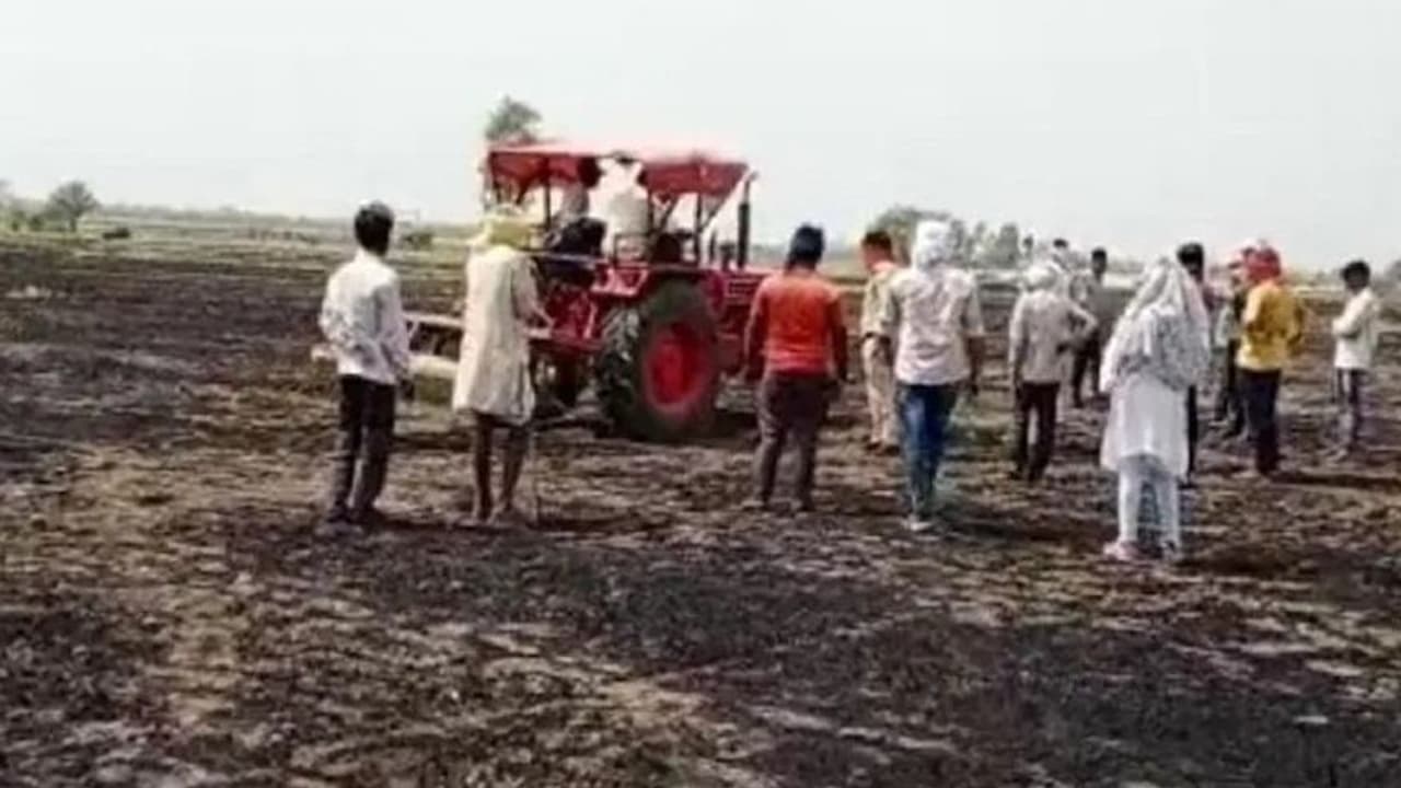 मध्य प्रदेश के गुना में आदिवासी महिला को जिंदा जलाया, लपटों से घिरी चीखती चिल्लाती रही और वो बनाते रहे Video मध्य प्रदेश के गुना में आदिवासी महिला को जिंदा जलाया, लपटों से घिरी चीखती चिल्लाती रही और वो बनाते रहे Video