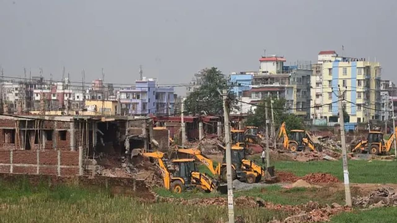 बुलडोजर पर बवाल: पटना में स्थानीय लोगों ने DM SP पर बरसाए पत्थर, इस कारण लोगों ने किया हमला बुलडोजर पर बवाल: पटना में स्थानीय लोगों ने DM SP पर बरसाए पत्थर, इस कारण लोगों ने किया हमला